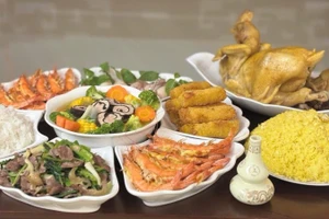 Những món ăn mới như nem hải sản, tôm nướng phô mai xuất hiện trong mâm cúng của gia đình trẻ.
