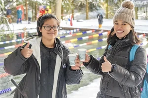 Phan Anh và Huấn luyện viên Nhung Bùi cùng đồng hành tại giải bơi nước băng tại Đức.