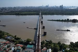 [Video] Nỗ lực trong nắng nóng rát để đúng ngày 28/5 thông xe trở lại cầu Long Biên