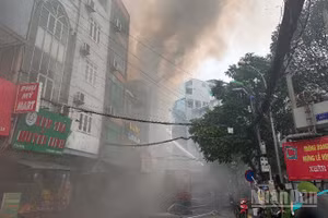 Trưa 11/5, xảy ra cháy tại một quán karaoke trên đường Phú Mỹ, Hà Nội.