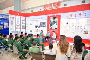 Lễ giới thiệu cuốn sách “Những bài viết về văn hóa, báo chí của Bác Hồ trên Báo Nhân Dân” tại Hội báo Toàn quốc 2025. (Ảnh: THẾ ĐẠI)