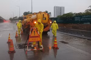 Lực lượng và phương tiện tiến hành ứng trực trên đường Nguyễn Xiển sáng 28/7. (Ảnh: Công ty TNHH MTV Thoát nước Hà Nội cung cấp)