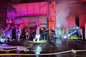 Vụ cháy xảy ra trong đêm 14/1, tại cụm công nghiệp Từ Liêm, phường Từ Liêm, Hà Nội.