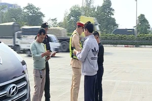 [Video] Phát hiện nhiều lỗi vi phạm xe chở khách trá hình hợp đồng