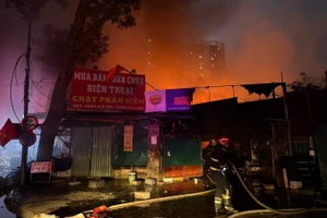 Vụ cháy xảy ra vào sáng sơm, lửa cháy ngùn ngụt, đe dọa nhiều nhà dân chung quanh.