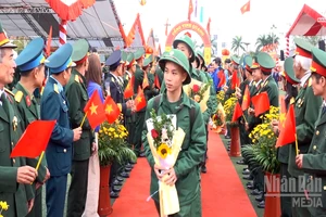 [Video] Khí thế lên đường tại Điểm giao quân số 8