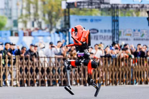 Một "vận động viên" robot hình người trên đường chạy. (Ảnh: Ban tổ chức)