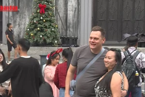 [Video] Du khách nước ngoài chào đón lễ Giáng sinh tại Hà Nội