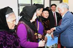 Đồng chí Đỗ Văn Chiến tặng quà người cao tuổi tại xã Sơn Thủy, tỉnh Tuyên Quang.