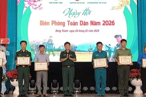 Đại tá Dương Văn Dược, Chính ủy Ban Chỉ huy Bộ đội Biên phòng Tây Ninh tặng giấy khen cho tập thể và cá nhân đã có thành tích tiêu biểu trong thực hiện phong trào "Toàn dân tham gia bảo vệ chủ quyền lãnh thổ, an ninh biên giới quốc gia trong tình hình mới".