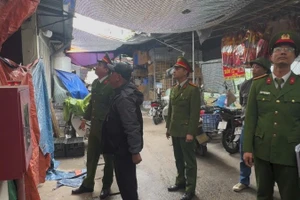 Lực lượng chức năng kiểm tra công tác thực hiện phòng cháy chữa cháy tại chợ dân sinh. (Ảnh: HÀ NHUNG)