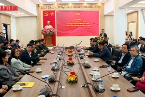 [Video] Báo Nhân Dân trao 40 nghìn số báo Xuân tặng cán bộ, chiến sĩ biên giới, hải đảo