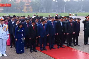 [Video] Lãnh đạo Đảng, Nhà nước, đại biểu Quốc hội khóa XVI vào Lăng viếng Chủ tịch Hồ Chí Minh