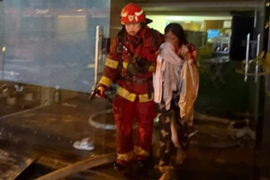 Nạn nhân mắc kẹt trong vụ cháy được lực lượng chức năng giải cứu kịp thời.