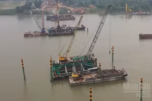 [Video] Áp lực tiến độ tại hai dự án cầu Tứ Liên và Trần Hưng Đạo 