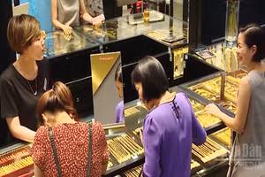 [Video] Lỗ tới 15 triệu đồng/lượng sau một tuần “đu đỉnh” vàng