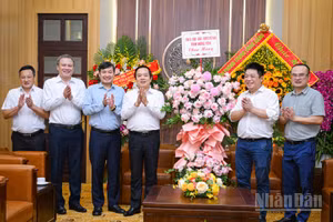 Đồng chí Phạm Quang Ngọc, Ủy viên Trung ương Đảng, Bí thư Tỉnh ủy Hưng Yên tới thăm, chúc mừng Báo Nhân Dân nhân Ngày Báo chí Cách mạng Việt Nam. (Ảnh: Bảo Long)