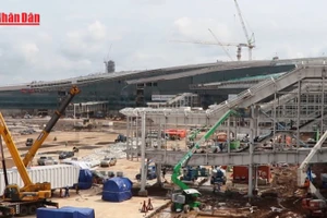 [Video] Đồng loạt lắp đặt thiết bị sân bay Long Thành