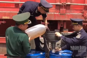 [Video] Phát hiện vụ vận chuyển trái phép dầu diesel sang Lào