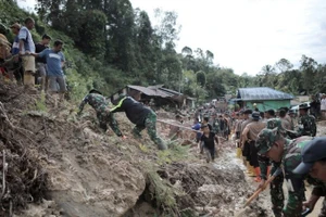 Lực lượng cứu hộ và người dân thu dọn bùn đất sau lũ lụt và lở đất tại Bắc Sumatra, Indonesia, ngày 28/11/2025. (Ảnh: Tân Hoa Xã)