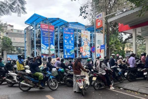 Giá xăng tăng ảnh hưởng không nhỏ tới nhu cầu đi lại của người dân.