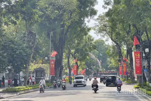 Đường phố được trang hoàng băng-rôn, cờ hoa cho ngày lễ lớn của dân tộc.