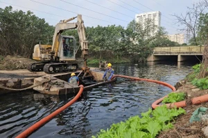 Khi người người, nhà nhà hân hoan đón Tết, những cán bộ công nhân thoát nước vẫn miệt mài cống hiến vì một Thủ đô luôn xanh-sạch-đẹp.