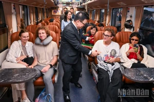 "Chuyến tàu hạnh phúc" đêm Giao thừa là một hành trình đong đầy hạnh phúc. (Ảnh: THÀNH ĐẠT)