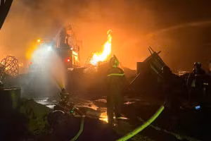 Lực lượng Cảnh sát phòng cháy, chữa cháy và cứu nạn, cứu hộ phối hợp nhiều lực lượng khác khống chế đám cháy.