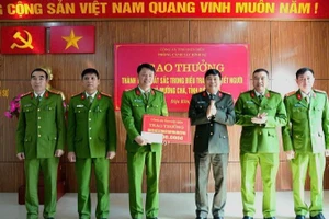 Đại tá Vũ Văn Đấu, Giám đốc Công an tỉnh Điện Biên cùng các đồng chí trong Ban Giám đốc trao thưởng tập thể Phòng Cảnh sát Hình sự đã khẩn trương điều tra vụ án giết người tại Mường Chà.