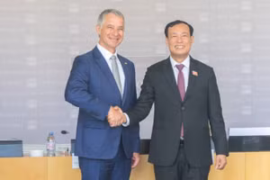 Chủ nhiệm Ủy ban Quốc phòng, An ninh và Đối ngoại của Quốc hội Lê Tấn Tới và Chủ tịch Ủy ban Quốc phòng và Lực lượng vũ trang Hạ viện Pháp Jean-Michel Jacques tại cuộc làm việc.