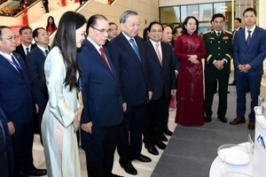 Tổng Bí thư Tô Lâm, Thủ tướng Chính phủ Phạm Minh Chính cùng nhiều đồng chí lãnh đạo Đảng, Nhà nước đã tới thăm gian trưng bày của Masan High-Tech Materials. (Nguồn: Báo Chính phủ)