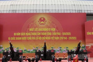 Dàn pháo lễ sẵn sàng "khai hỏa" cho buổi tổng hợp thứ 2 tại sân vận động quốc gia Mỹ Đình. (Ảnh: VĂN THỊNH)