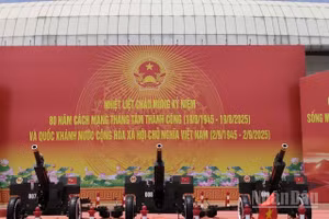 Dàn pháo lễ sẵn sàng "khai hỏa" cho buổi tổng hợp thứ 2 tại sân vận động quốc gia Mỹ Đình. (Ảnh: VĂN THỊNH)