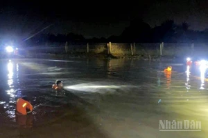 Lực lượng cảnh sát chữa cháy và cứu nạn, cứu hộ khu vực 6 triển khai công tác tìm kiếm, cứu nạn, cứu hộ trong đêm.