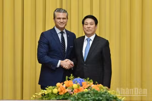 Chủ tịch nước Lương Cường tiếp Bộ trưởng Bộ Chiến tranh Hoa Kỳ Pete Hegseth. (Ảnh Thủy Nguyên)