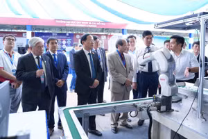 Các đại biểu tham quan gian hàng Triển lãm công nghệ và sản phẩm tiêu biểu. 