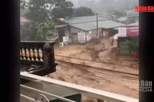 [Video] Lũ quét, sạt lở làm nhiều nhà dân ở Mường Than bị lũ cuốn trôi 