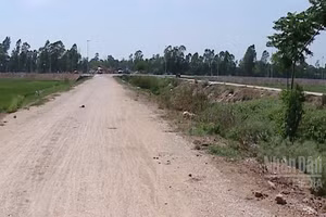 [Video] Giá đất nền giảm, lãi suất tăng, thị trường chưa thể “bắt đáy”