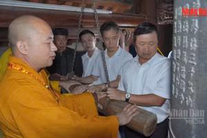 [Video] Ba hồi chuông tri ân vang lên khắp các ngôi chùa trên cả nước