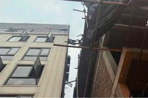 Lực lượng cảnh sát phòng cháy, chữa cháy và cứu nạn, cứu hộ cứu người lối thoát nạn khẩn cấp qua thang sang nhà bên cạnh.