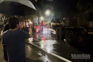 Nhiều người dân Hà Nội đội mưa đón dàn khí tài tập kết về trung tâm Hà Nội chuẩn bị cho lễ diễu binh, diễu hành. (Ảnh: LÊ ĐỨC)