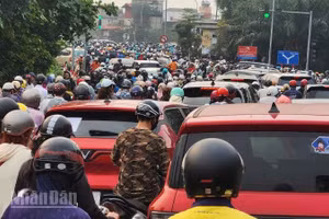 Áp lực giao thông tăng cao tại các khu vực chung quanh cầu Long Biên và các cây cầu lân cận. (Ảnh: LÊ ĐỨC)