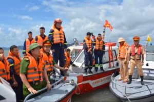 Đại tá Lê Hồng Vân, Phó Giám đốc Công an tỉnh Quảng Ninh trực tiếp chỉ đạo, động viên cán bộ chiến sĩ khắc phục khó khăn về thời tiết tìm kiếm nạn nhân mất tích. (Ảnh: Công an tỉnh Quảng Ninh)