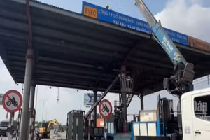 [Video] Tháo dỡ hai trạm thu phí trên quốc lộ 51