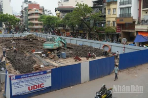 Khu vực phía trước chợ Hàng Da được rào chắn để thi công bể điều tiết ngầm.