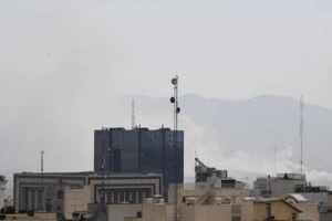 Khói bốc lên từ thủ đô Tehran, Iran sau cuộc oanh kích của Israel ngày 28/2/2026. (Ảnh: THX/TTXVN)