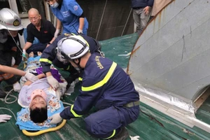 Lực lượng chức năng tiếp cận cháu bé và thực hiện sơ cấp cứu ban đầu. 