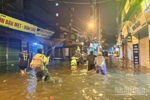 Đêm muộn, nhiều người dân vẫn đang phải lội nước về nhà.