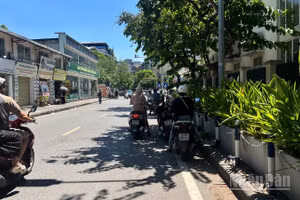 Người dân tận dụng những khoảng bóng râm ít ỏi để tránh nắng trong lúc chờ đèn đỏ. (Ảnh: YẾN PHƯƠNG)